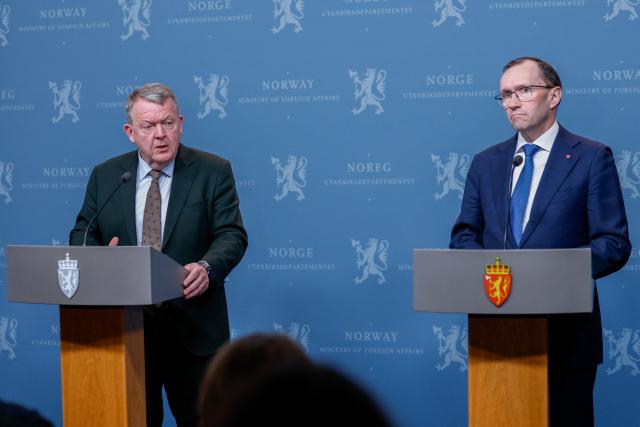 Norway's Foreign Minister Espen Barth Eide (R) and Danish Foreign Minister Lars Løkke Rasmussen address a press conference at the Ministry of Foreign Affairs in Oslo, Norway, on January 18, 2026. (Photo by Jonas Been Henriksen / NTB / AFP) / Norway OUT