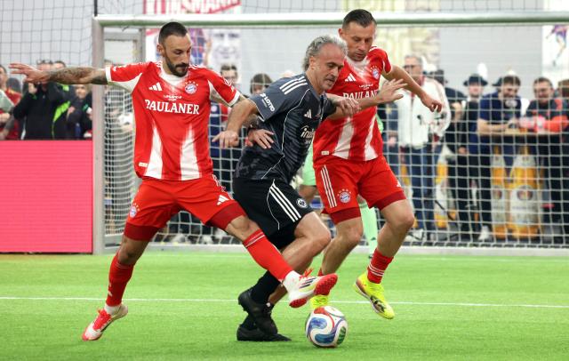 Former Eintracht Frankfurt player Maurizio Gaudino (C) and former Bayern Munich's Diego Contento (L) and Ivica Olic during the Legends Cup in the SAP Garden in Munich, southern Germany on January 18, 2026. (Photo by Karl-Josef HILDENBRAND / AFP)