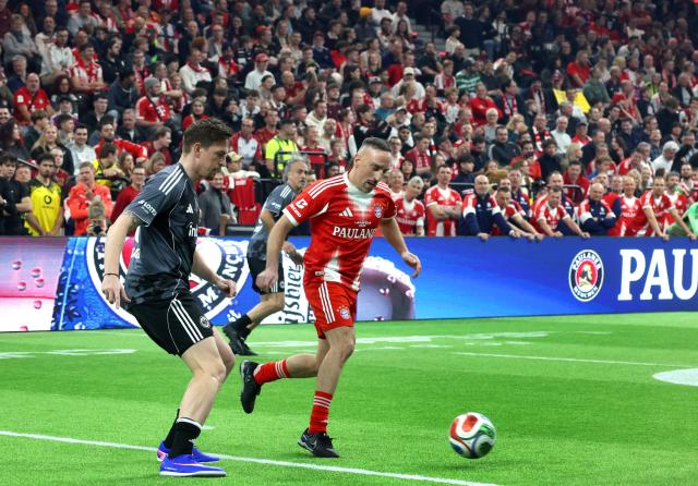 Former Eintracht Frankfurt player Bastian Okzipka (L) and former Bayern Munich's Franck Ribery during the Legends Cup in the SAP Garden in Munich, southern Germany on January 18, 2026. (Photo by Karl-Josef HILDENBRAND / AFP)