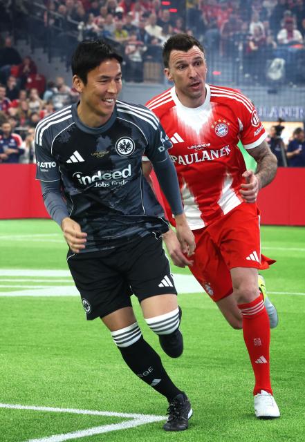 Former Eintracht Frankfurt player Makoto Hasebe (L) and former Bayern Munich's Mario Mandzukic during the Legends Cup in the SAP Garden in Munich, southern Germany on January 18, 2026. (Photo by Karl-Josef HILDENBRAND / AFP)