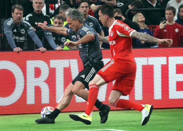 Former Eintracht Frankfurt player Maurizio Gaudino (L) and former Bayern Munich's Mario Mandzukic during the Legends Cup in the SAP Garden in Munich, southern Germany on January 18, 2026. (Photo by Karl-Josef HILDENBRAND / AFP)