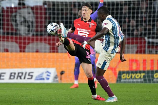 Rennes’ French defender #24 Anthony Rouault (L) fights for the ball with Le Havre’s Tanzanian  forward #25 Ally Samatta during the French L1 football match between Stade Rennais FC and Le Havre AC at the Roazhon Park stadium in Rennes, western France, on January 18, 2026. (Photo by DAMIEN MEYER / AFP)