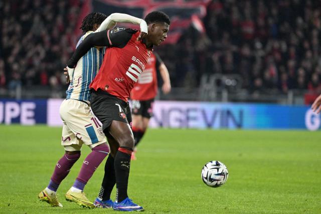 Rennes’ Swiss forward #07 Breel Embolo (R) fights for the ball with Le Havre’s Swiss forward #10 Felix Mambimbi during the French L1 football match between Stade Rennais FC and Le Havre AC at the Roazhon Park stadium in Rennes, western France, on January 18, 2026. (Photo by DAMIEN MEYER / AFP)