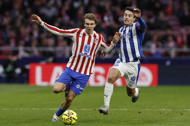 Atletico Madrid's Spanish midfielder #08 Pablo Barrios fights for the ball with Alaves' Spanish midfielder #06 Ander Guevara during the Spanish league football match between Club Atletico de Madrid and Deportivo Alaves at Metropolitano Stadium in Madrid on January 18, 2026. (Photo by Oscar DEL POZO / AFP)
