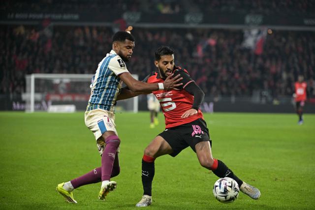 Rennes’ Jordanian forward #11 Mousa Tamari (R) fights for the ball  with Le Havre’s Hungarian defender #07 Loic Nego during the French L1 football match between Stade Rennais FC and Le Havre AC at the Roazhon Park stadium in Rennes, western France, on January 18, 2026. (Photo by DAMIEN MEYER / AFP)