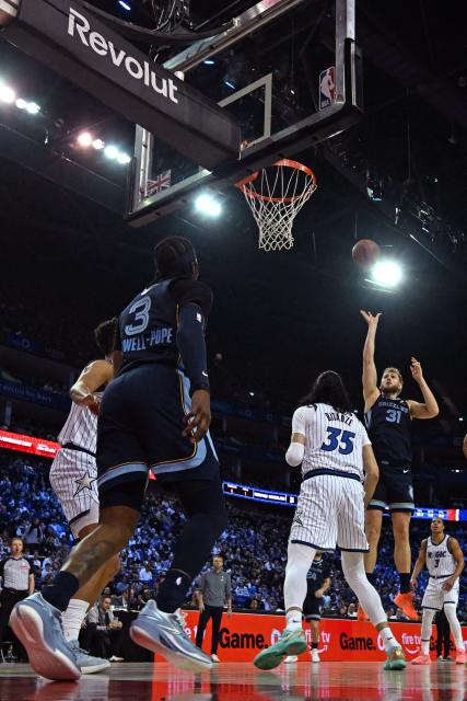 Memphis Grizzlies’ Australian center #31 Jock Landale (R) shoots during the 2025/2026 NBA season basketball match between the Memphis Grizzlies and Orlando Magic at the O2 Arena in London on January 18, 2026. (Photo by Glyn KIRK / AFP)