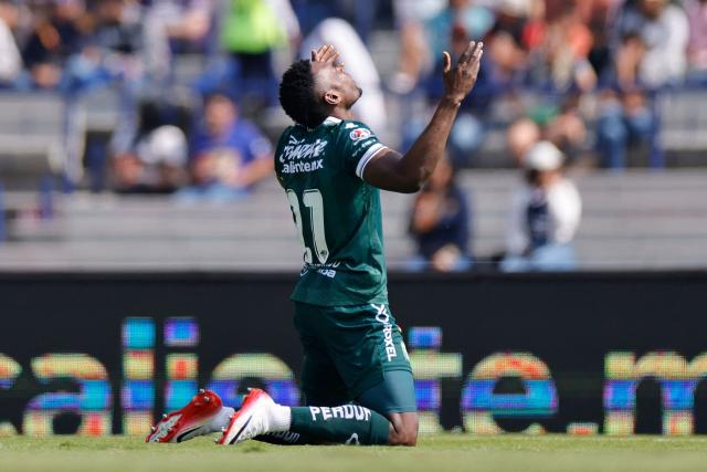 Leon's Colombian forward #27 Diber Cambindo celebrates scoring the opening goal during the Liga MX Clausura football match between Pumas and Leon at Olimpico Universitario Stadium in Mexico City on January 18, 2026. (Photo by Rodrigo Oropeza / AFP)
