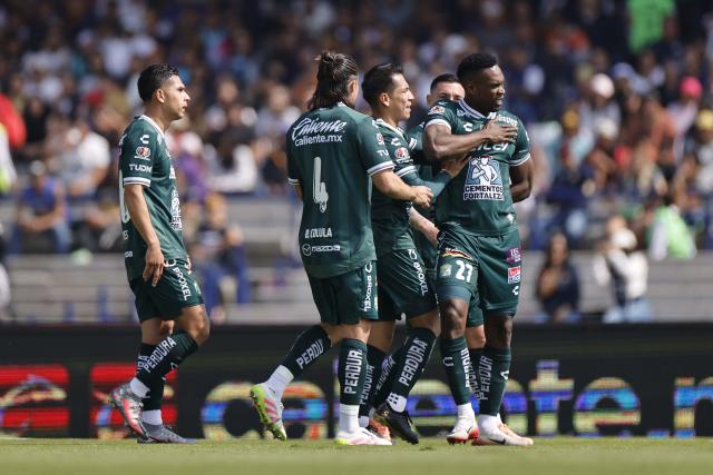 Leon's Colombian forward #27 Diber Cambindo (R) celebrates with his teammates after scoring the opening goal during the Liga MX Clausura football match between Pumas and Leon at Olimpico Universitario Stadium in Mexico City on January 18, 2026. (Photo by Rodrigo Oropeza / AFP)