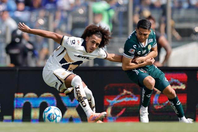 Pumas' Panamanian midfielder #28 Adalberto Carrasquilla (L) and Leon's midfielder #08 Juan Pablo Dominguez fight for the ball during the Liga MX Clausura football match between Pumas and Leon at Olimpico Universitario Stadium in Mexico City on January 18, 2026. (Photo by Rodrigo Oropeza / AFP)
