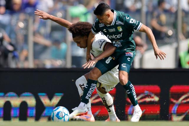 Pumas' Panamanian midfielder #28 Adalberto Carrasquilla (L) and Leon's midfielder #08 Juan Pablo Dominguez fight for the ball during the Liga MX Clausura football match between Pumas and Leon at Olimpico Universitario Stadium in Mexico City on January 18, 2026. (Photo by Rodrigo Oropeza / AFP)
