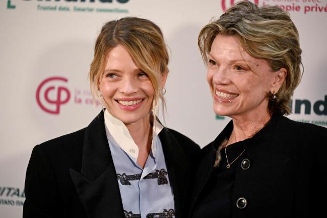 French actress Melanie Thierry (L) poses with her mother during the photocall of the 29th 'Ceremonie des Lumieres' cinema awards ceremony at the Institut du Monde Arabe (IMA) in Paris on January 18, 2026. (Photo by Martin LELIEVRE / AFP)