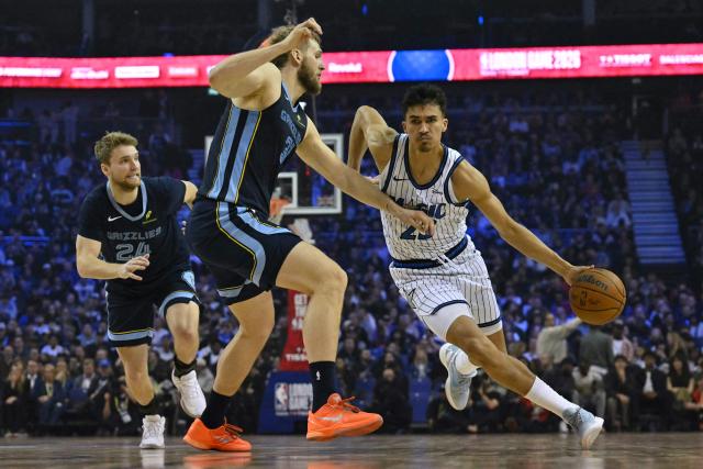 Orlando Magic’s German small forward #23 Tristan Da Silva (R) dribbles past Memphis Grizzlies’ Australian center #31 Jock Landale (C) during the 2025/2026 NBA season basketball match between the Memphis Grizzlies and Orlando Magic at the O2 Arena in London on January 18, 2026. (Photo by Glyn KIRK / AFP)
