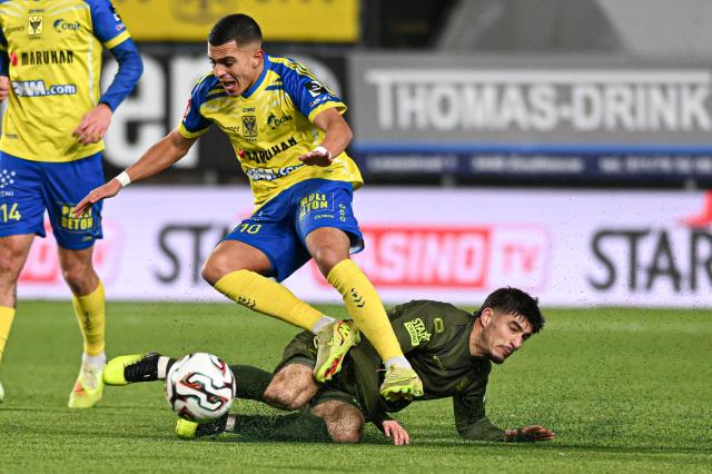 STVV's Ilias Sebaoui (L) and OHL's Oscar Gil Regano fight for the ball during the Belgian Pro League football match between Sint-Truidense V.V. and Oud-Heverlee Leuven, in Sint-Truiden, on January 18, 2026 in Sint-Truiden. (Photo by JILL DELSAUX / Belga / AFP) / Belgium OUT