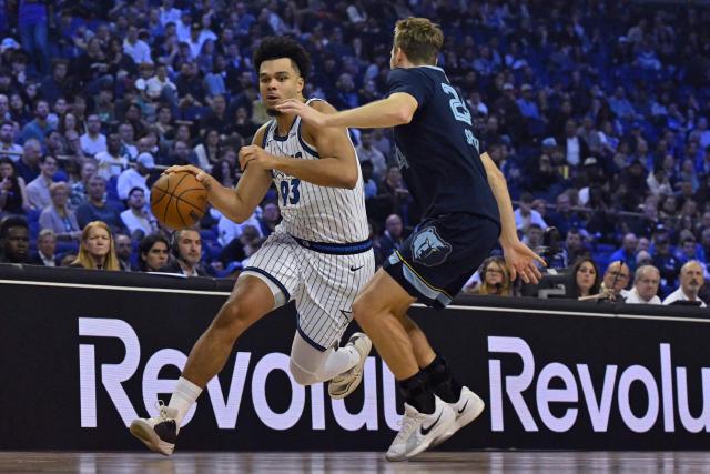 Orlando Magic’s French small forward #93 Noah Penda (L) fights with Memphis Grizzlies’ US point guard #24 Cam Spencer (R) during the 2025/2026 NBA season basketball match between the Memphis Grizzlies and Orlando Magic at the O2 Arena in London on January 18, 2026. (Photo by Glyn KIRK / AFP)
