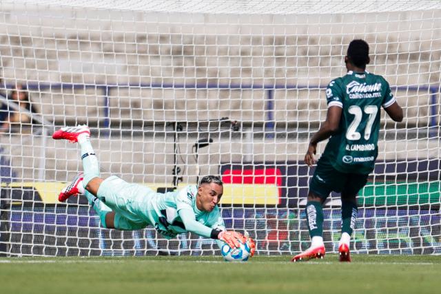 Pumas' Costa Rican goalkeeper #01 Keylor Navas catches the ball during the Liga MX Clausura football match between Pumas and Leon at Olimpico Universitario Stadium in Mexico City on January 18, 2026. (Photo by Rodrigo Oropeza / AFP)
