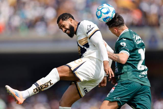 Pumas' Brazilian forward #23 Juninho Vieira and Leon's Chilean forward #20 Rodrigo Echeverria fight for the ball during the Liga MX Clausura football match between Pumas and Leon at Olimpico Universitario Stadium in Mexico City on January 18, 2026. (Photo by Rodrigo Oropeza / AFP)