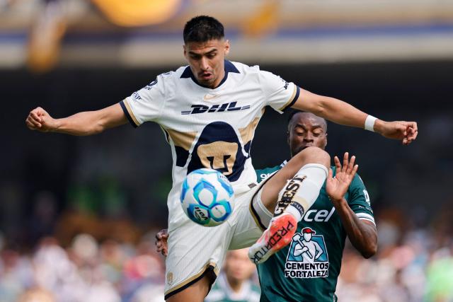 Pumas' forward #09 Guillermo Martinez controls the ball during the Liga MX Clausura football match between Pumas and Leon at Olimpico Universitario Stadium in Mexico City on January 18, 2026. (Photo by Rodrigo Oropeza / AFP)