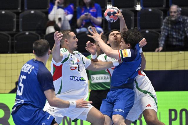 Hungary's left back #11 Patrik Ligetvari (2nd L) and Hungary's left back #39 Richard Bodo (2nd R) vie for the ball with Italy's centre back #08 Giacomo Savini (R) during the men's EHF Euro 2026 preliminary round group F handball match Italy v Hungary in Kristianstad, Sweden, on January 18, 2026. (Photo by Johan Nilsson/TT / TT NEWS AGENCY / AFP) / Sweden OUT
