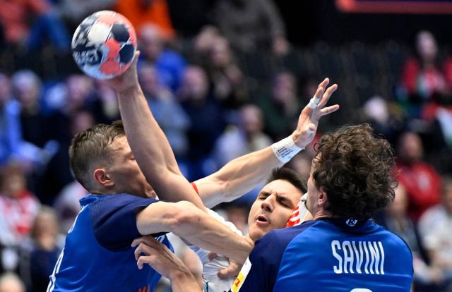 Hungary's left back #11 Patrik Ligetvari (C) is stopped by Italy's centre back #10 Marco Mengon (L) and Italy's centre back #08 Giacomo Savini (R) during the men's EHF Euro 2026 preliminary round group F handball match Italy v Hungary in Kristianstad, Sweden, on January 18, 2026. (Photo by Johan Nilsson/TT / TT NEWS AGENCY / AFP) / Sweden OUT