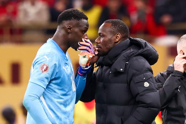 Senegal's head coach Pape Thiaw speaks with goalkeeper #16 Edouard Mendy during the Africa Cup of Nations (CAN) final football match between Senegal and Morocco at the Prince Moulay Abdellah Stadium in Rabat on January 18, 2026. (Photo by FRANCK FIFE / AFP)