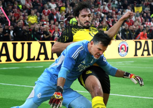 Borussia Dortmund's Mats Hummels (background) and Real Madrid's Pedro Contreras vie for the ball during the Legends Cup in the SAP Garden in Munich, southern Germany on January 18, 2026. (Photo by Karl-Josef HILDENBRAND / AFP)