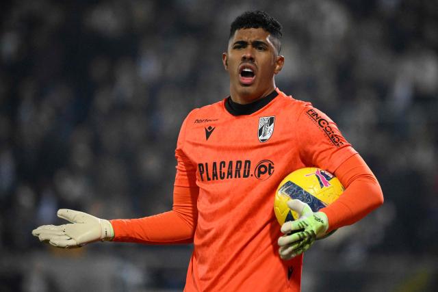 Vitoria Guimaraes's Colombian goalkeeper # 25 Juan Castillo reacts during the Portuguese league football match between Vitoria Guimaraes SC and FC Porto at Dom Afonso Henriques stadium in Guimaraes on January 18, 2026. (Photo by Miguel RIOPA / AFP)
