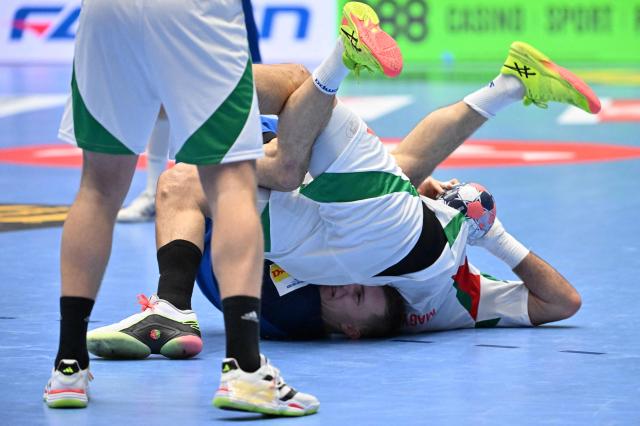 Italy's left back #15 Simone Mengon (bottom) and Hungary's pivot #45 Miklos Rosta fall over each other during the men's EHF Euro 2026 preliminary round group F handball match Italy v Hungary in Kristianstad, Sweden, on January 18, 2026. (Photo by Johan Nilsson/TT / TT NEWS AGENCY / AFP) / Sweden OUT