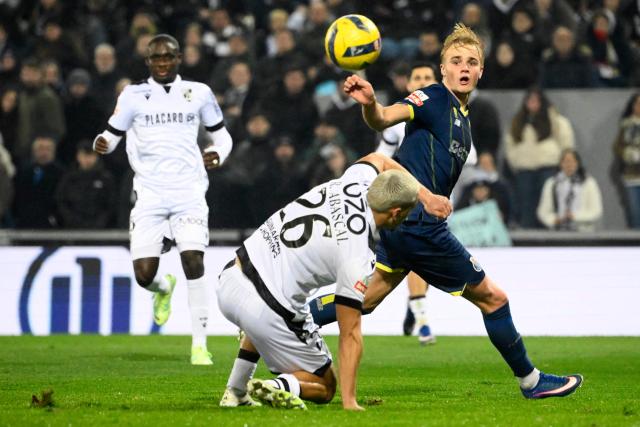 Vitoria Guimaraes's Uruguayan defender # 26 Rodrigo Abascal and FC Porto's Danish midfielder #08 Victor Froholdt fight for the ball during the Portuguese league football match between Vitoria Guimaraes SC and FC Porto at Dom Afonso Henriques stadium in Guimaraes on January 18, 2026. (Photo by Miguel RIOPA / AFP)