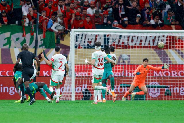 TOPSHOT - Senegal's midfielder #26 Pape Gueye (R) scores his team's first goal during the Africa Cup of Nations (CAN) final football match between Senegal and Morocco at the Prince Moulay Abdellah Stadium in Rabat on January 18, 2026. (Photo by Abdel Majid BZIOUAT / AFP)