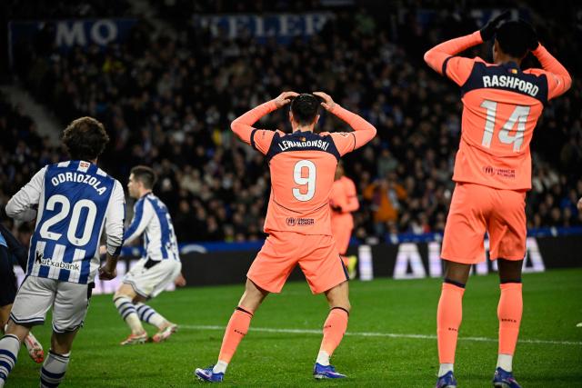 Barcelona's Polish forward #09 Robert Lewandowski and Barcelona's English forward #14 Marcus Rashford react during the Spanish league football match between Real Sociedad and FC Barcelona at Anoeta Stadium in San Sebastian on January 18, 2026. (Photo by ANDER GILLENEA / AFP)