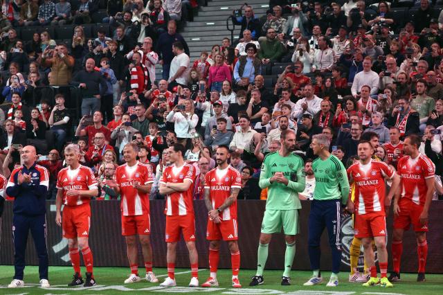 Bayern Munich's players are pictured at the beginning of the Legends Cup in the SAP Garden in Munich, southern Germany on January 18, 2026. (Photo by Karl-Josef HILDENBRAND / AFP)