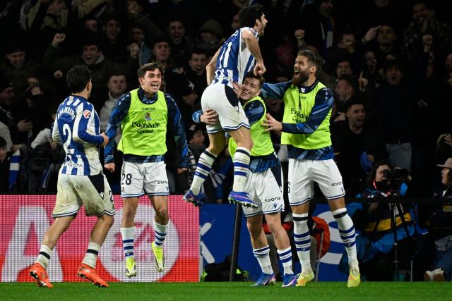 Real Sociedad's Portuguese forward #11 Goncalo Guedes (C) celebrates scoring his team's second goal during the Spanish league football match between Real Sociedad and FC Barcelona at Anoeta Stadium in San Sebastian on January 18, 2026. (Photo by ANDER GILLENEA / AFP)
