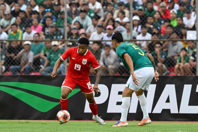 Panama's forward #19 Kahiser Lenis controls the ball past Bolivia's defender #05 Richet Gomez during the international friendly football match between Bolivia and Panama at the IV Centenario Stadium in Tarija, Bolivia on January 18, 2026. (Photo by Aizar RALDES / AFP)