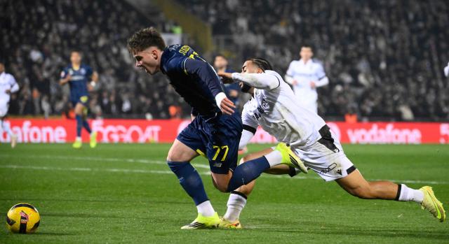 FC Porto's Polish midfielder #77 Oskar Pietuszewski and Vitoria Guimaraes's Portuguese midfielder # 18 Telmo Arcanjo fight for the ball during the Portuguese league football match between Vitoria Guimaraes SC and FC Porto at Dom Afonso Henriques stadium in Guimaraes on January 18, 2026. (Photo by Miguel RIOPA / AFP)