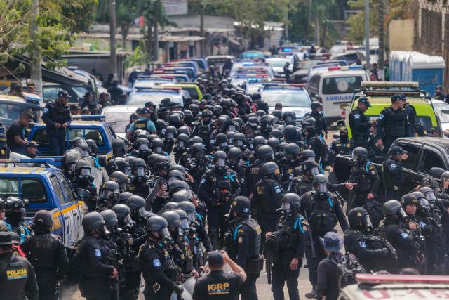 Members of the Guatemalan Police Special Forces Division (FEP) are deployed at the entrance to the men's Preventive Detention Center in Guatemala City on January 18, 2026. Guatemala's government accused gang members of killing eight police officers in several attacks on January 18, 2025, after refusing to negotiate the transfer of leaders of these dangerous gangs to a lower-security prison. The killings occurred a day after gang-affiliated inmates took 46 people hostage in three prisons across the country. Police regained control of one of the prisons. (Photo by Edwin BERCIAN / AFP)