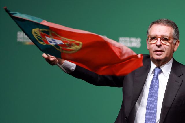 TOPSHOT - Socialist candidate Jose Antonio Seguro waves a Portuguese flag as he addresses supporters on the night of Portugal's presidential election first round in Caldas da Rainha on January 18, 2026. Portugal's socialist candidate won the first round of the presidential election and will face the far-right candidate in the second round, near-complete results showed today. With votes from 95 percent of constituencies counted, Socialist Antonio Jose Seguro was leading with 30.6 percent of the vote, while far-right contender Andre Ventura came in second with 24.2 percent. (Photo by PATRICIA DE MELO MOREIRA / AFP)