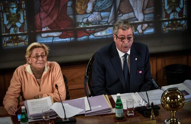 (FILES) Mayor of Levallois-Perret Patrick Balkany (R) and his wife first deputy mayor Isabelle Balkany attend a city council in Levallois-Perret on April 15, 2019. The deliberation in the trial of Patrick and Isabelle Balkany on damages for money laundering and tax fraud will take place in Paris on January 21, 2026. (Photo by STEPHANE DE SAKUTIN / AFP)
