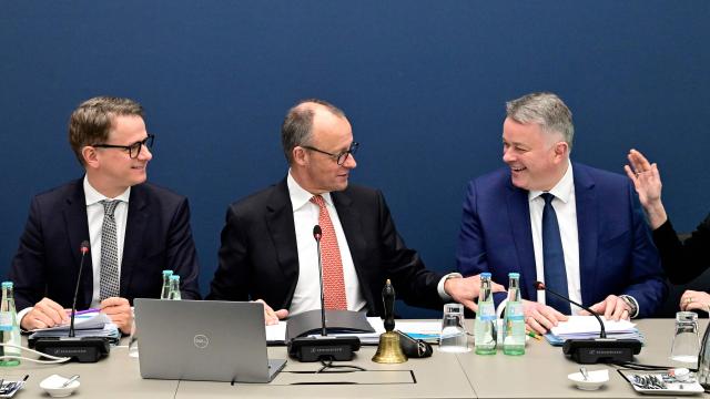 German Chancellor Friedrich Merz (C), his conservative Christian Democratic Union (CDU) party's secretary general Carsten Linnemann (L) and Gordon Schnieder, the CDU's main candidate for the upcoming regional elections in the western federal state of Rheinland-Pfalz, have taken seat to attend the CDU's leadership meeting at the party's headquarters in Berlin, on January 19, 2026. (Photo by John MACDOUGALL / AFP)