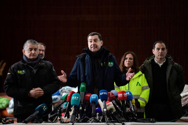 Andalusian regional President Juanma Moreno gestures during a press conference following a deadly train accident in Adamuz, southern Spain, on January 19, 2026. At least 39 people died and more than 120 injured in the deadliest train accident in Spain in over a decade.
The crash happened on Sunday evening when a train operated by rail company Iryo travelling from Malaga to Madrid derailed near Adamuz, crossing onto the other track where it crashed into an oncoming train, which also derailed. (Photo by CRISTINA QUICLER / AFP)