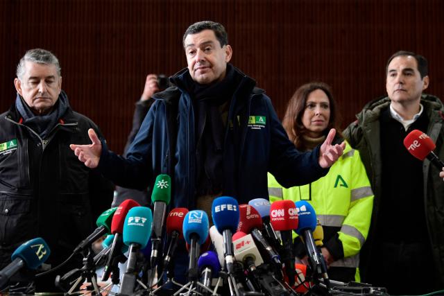 Andalusian regional President Juanma Moreno gestures during a press conference following a deadly train accident in Adamuz, southern Spain, on January 19, 2026. At least 39 people died and more than 120 injured in the deadliest train accident in Spain in over a decade.
The crash happened on Sunday evening when a train operated by rail company Iryo travelling from Malaga to Madrid derailed near Adamuz, crossing onto the other track where it crashed into an oncoming train, which also derailed. (Photo by CRISTINA QUICLER / AFP)