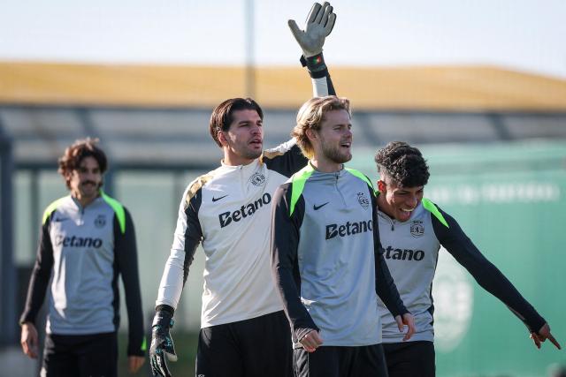 Sporting’s Portuguese goalkeeper #12 Joao Virgнnia (L), Sporting’s Danish midfielder #42 Morten Hjulmand (C) and Sporting’s Brazilian forward #27 Alisson Santos attend a training session on the eve of the UEFA Champions League league phase day 7 football match between Sporting CP and Paris SG at Cristiano Ronaldo Academy in Alcochete, on January 19, 2026. (Photo by PATRICIA DE MELO MOREIRA / AFP)