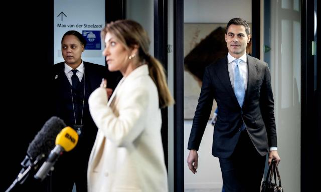 Dutch leader of the VDD party Dilan Yesilgoz (L) speaks to the press as Dutch election winner, leader of the Democrats 66 (D66) party Rob Jetten (R) walks after a meeting with informant Rianne Letschert, in The Hague on January 19, 2026. (Photo by Koen van Weel / ANP / AFP) / Netherlands OUT