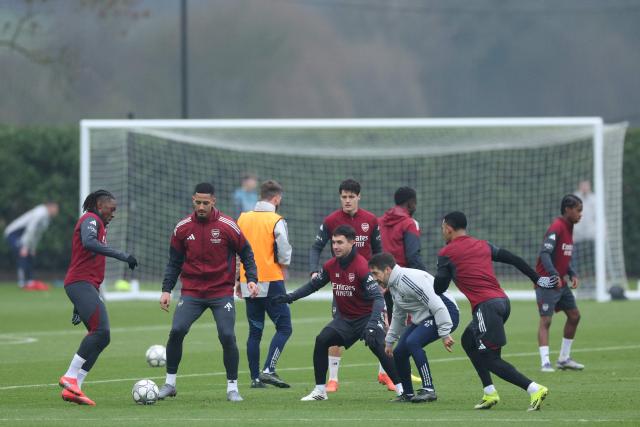 Arsenal's English midfielder #10 Eberechi Eze (L) ans teammates take part in a team training session at the Arsenal training centre in London Colney, north of London, on January 19, 2026, on the eve of their UEFA Champions League league phase football match against Inter Milan. (Photo by Adrian Dennis / AFP)
