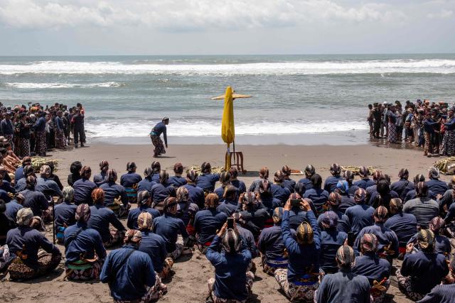 Palace attendants known as abdi dalem take part in the 'Labuhan Laut' ritual of the Yogyakarta Palace, expressing gratitude for the sea's blessings by casting offerings into the ocean at the Parangkusumo Beach in Bantul, Yogyakarta on January 19, 2026. (Photo by DEVI RAHMAN / AFP)