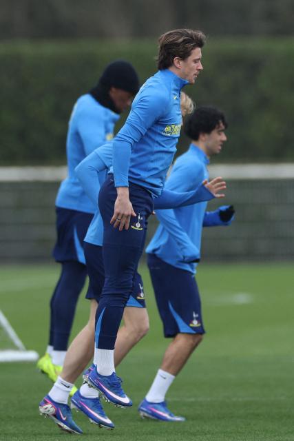 Tottenham Hotspur's English midfielder #22 Conor Gallagher (C) and teammates take part in a team training session at the Tottenham training centre in Enfield, north London, on January 19, 2026, the eve of their UEFA Champions League league phase football match against Dortmund. (Photo by Adrian Dennis / AFP)