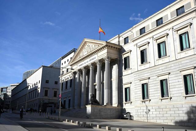 A picture taken on January 19, 2026 shows Spain's flags at half-mast at the Congress of Deputies in Madrid one day after an Iryo train derailed and was hit by another train killing at least 39 passengers and injuring more than 120 in Adamuz, southern Spain. At least 39 people died and more than 120 injured in the deadliest train accident in Spain in over a decade. The crash happened on January 18, 2026 evening when a train operated by rail company Iryo travelling from Malaga to Madrid derailed near Adamuz, crossing onto the other track where it crashed into an oncoming train, which also derailed. (Photo by JAVIER SORIANO / AFP)