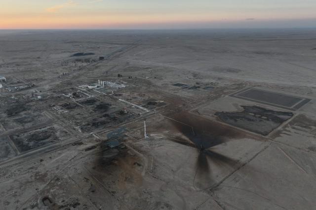 An areal photograph shows oil stains across the terrain at the Al-Omar oil field in Syria’s eastern Deir Ezzor province on January 19, 2026. Syria's army deployed in formerly Kurdish-led areas in the country's east and north on January 19, after a ceasefire announced a day earlier. The Kurdish-led Syrian Democratic Forces (SDF) on January 18, withdrew from areas under its control in the eastern Deir Ezzor countryside, including the Al-Omar oil field. (Photo by Omar HAJ KADOUR / AFP)