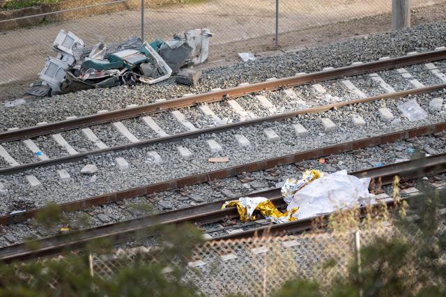 A picture taken on January 19, 2026 shows debris at the site of an Iryo train that derailed and was hit by another train the day before, killing at least 39 people and injuring more than 120, in Adamuz, southern Spain. At least 39 people died and more than 120 injured in the deadliest train accident in Spain in over a decade. The crash happened on January 18, 2026 evening when a train operated by rail company Iryo travelling from Malaga to Madrid derailed near Adamuz, crossing onto the other track where it crashed into an oncoming train, which also derailed. (Photo by JORGE GUERRERO / AFP)