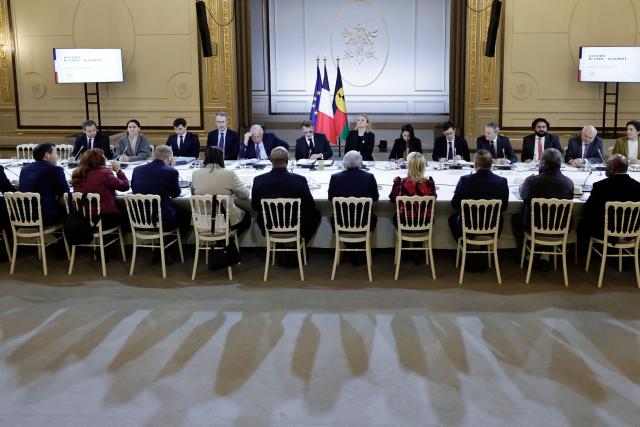 French President Emmanuel Macron (C) leads a meeting on New-Caledonia at the Elysee Palace in Paris on January 19, 2026. (Photo by STEPHANE DE SAKUTIN / POOL / AFP)