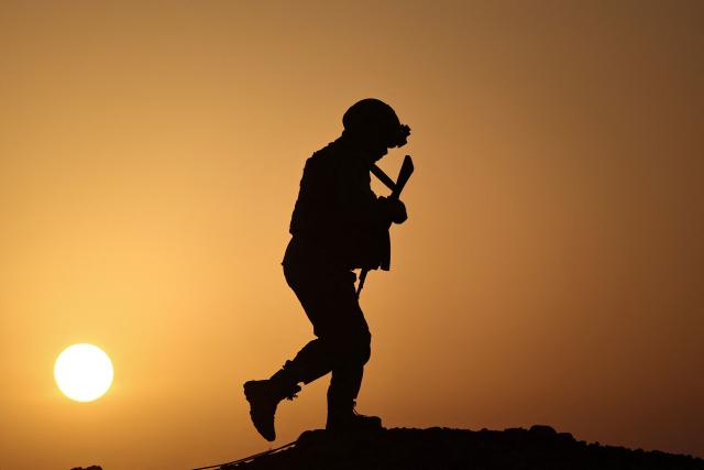 A member of the Saudi-backed Yemeni counter terrorism forces walks as the sun sets while showing their skills during an exhibition at Al Rayyan airport in the city of Mukalla in Yemen's coastal southern Hadramawt province on January 19, 2026. Saudi-backed Yemeni officials on January 19 said the United Arab Emirates has been running secret prisons in the country's south, the latest episode in a growing rift between the two regional allies turned rivals. The UAE and Saudi Arabia entered the Yemen war in 2015 as a united front backing the government against Iran-backed rebels. But they later supported rival factions within Yemen's internationally recognised government. A brief land grab by UAE-backed separatists infuriated Riyadh, which rolled them back. (Photo by FADEL SENNA / AFP)